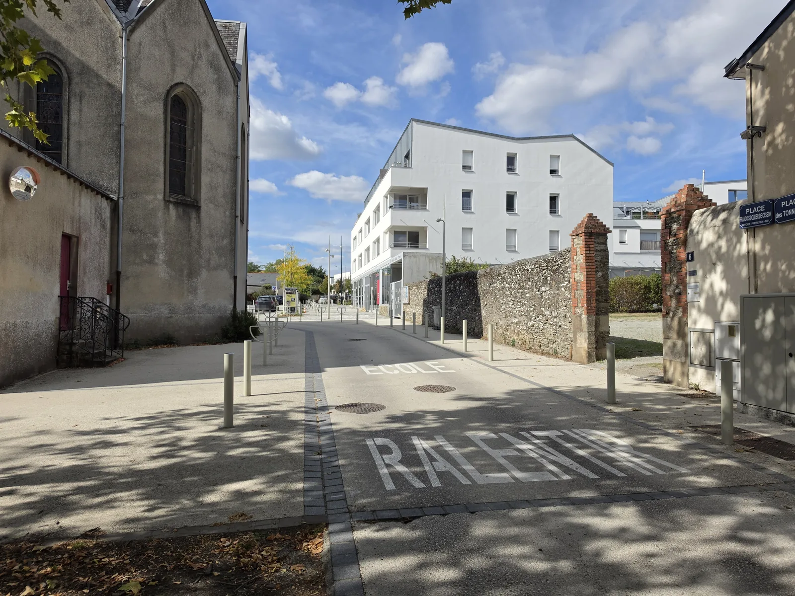 Le bâtiment de l'école, avec l'église au premier plan